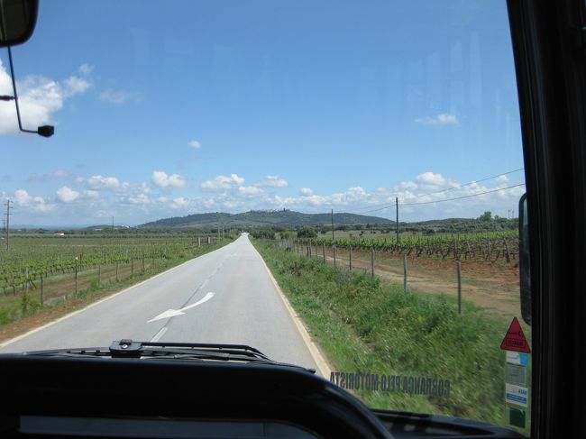 やっとおじさんが待合室のシャッターを開けに来て乗客も数人集まって来る。<br />バスが来て乗り込んでもなかなか発車しない。<br />エヴォラからのバスともう一台のバス（どこからのバスか見落とした）の乗換客を待って１５分遅れで出発した。地元の人は遅れて発車するのを知っていてゆっくりしてたのかも。<br />レゲンゴス・モンサラーシュ13：52→モンサラーシュ14：30頃到着　6．1ユーロ/２人