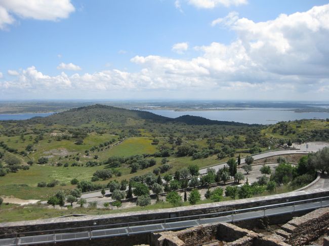 モンサラーシュに到着。<br />素晴らしい眺めにバス停から降りるなり何枚も撮ってしまう。