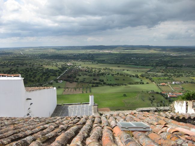 宿にチェックイン。Casa D.Antonio （Rua Direita　15）<br />泊まった部屋の屋上がテラスになっている。<br />屋上テラスからの眺め。
