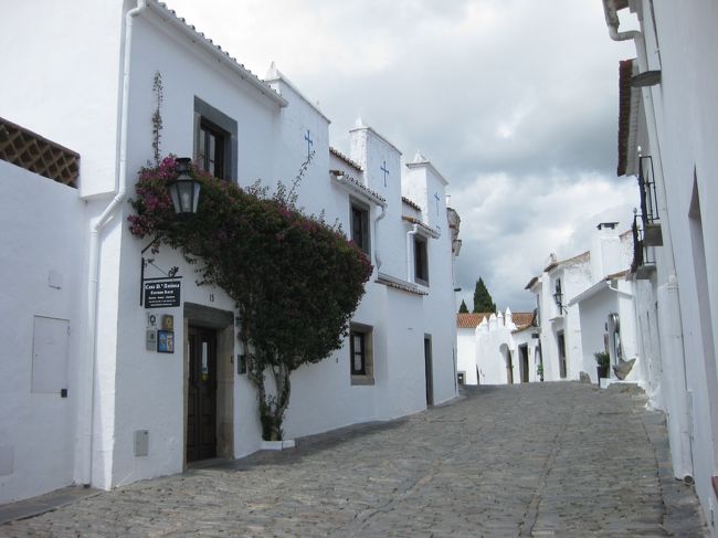 宿は壁をつたう花の木が目印。<br />人気のない村を城に向かう。