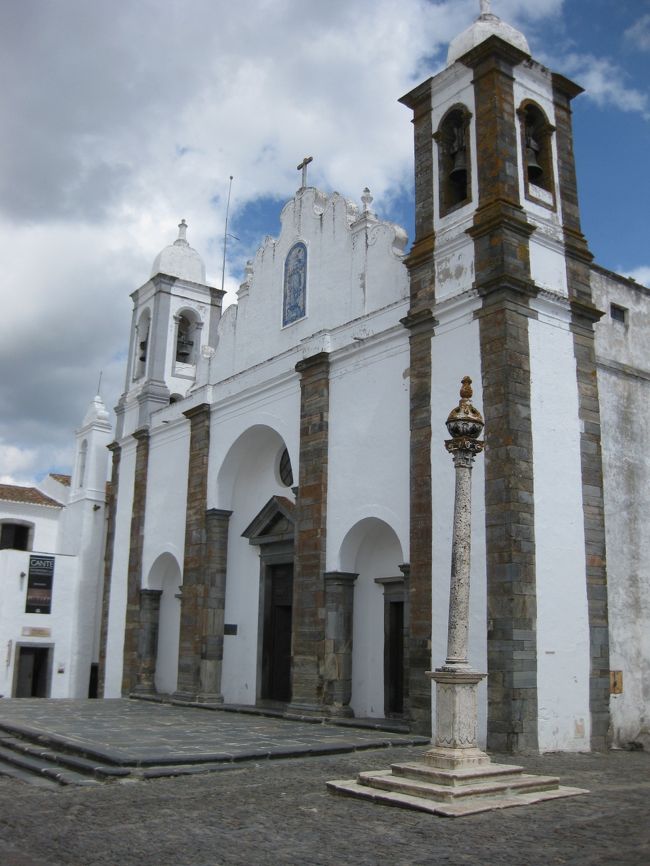 村のメイン通り、ディレイタ通りを行く。<br />聖母教会。脇にペロリーニョが立つ。