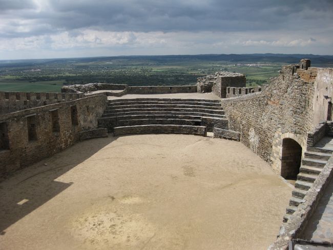 闘牛場として使われているという。<br />大勢の人が集まる様は想像できない静かさ。