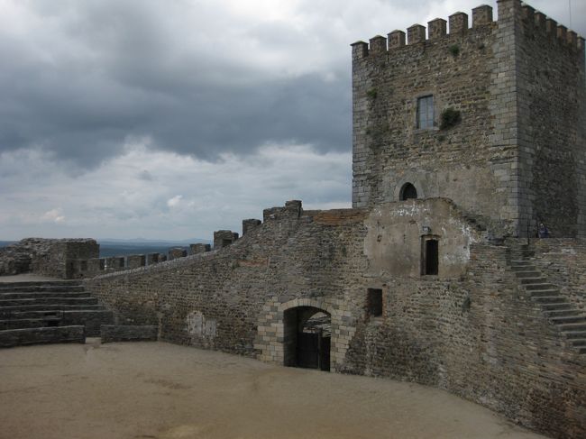 小さな村なので宿から城まで200ｍ足らず。