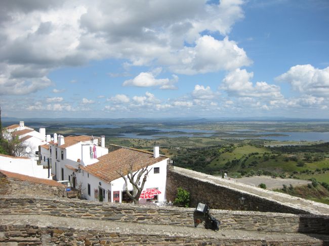 城から東側、湖が広がる。