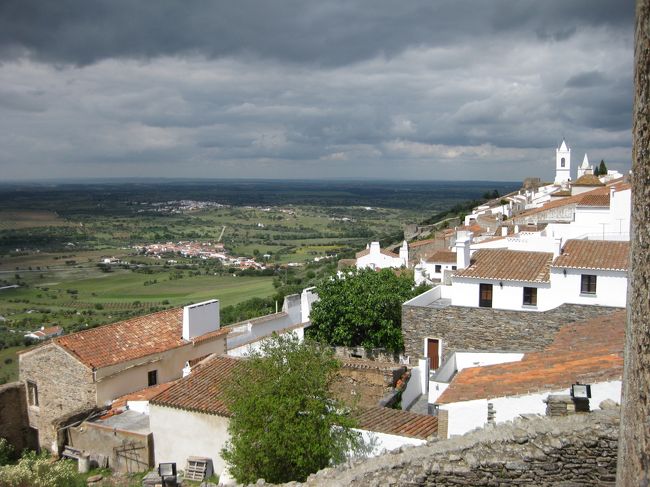 城から西側の田園地帯を望む。