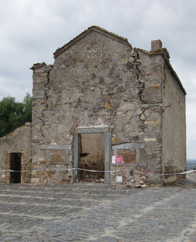 南端の城から今度は北の端へ行ってみる。<br />村の正門を出て少し下ったところに村の「はなれ」のような家々があり、北側に廃墟となったチャペルが建つ。かなり傷んで崩れそうになっているので立ち入り禁止となっている。<br /><br />