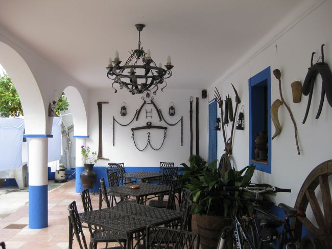 中庭をはさんで反対側がご主人のいる母屋。<br />中庭のテラス席とあまり感心しないインテリア。