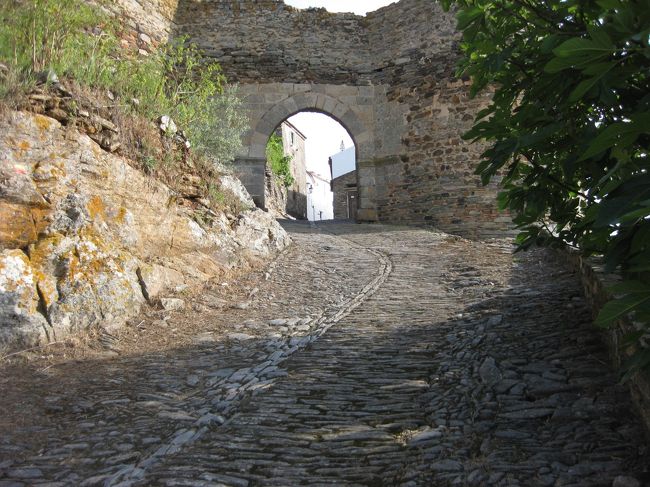 村の中は十分見て回ったので外からモンサラーシュを見てみよう。<br />村の中ほどの門を出て坂道を下る。