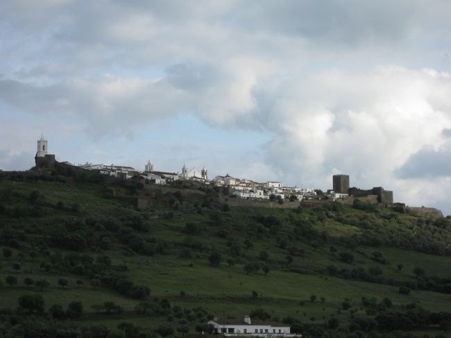 さらに田園の中の一本道を村全体が眺められるところまで歩く。<br /><br />下界の町から取り残された感のあるモンサラーシュ。中世の時代には敵から身を守る絶好の砦であったことが窺える。