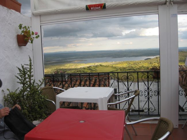 夕食は宿の斜め向かいにあるレストラン、 Lumumba<br />少し寒かったが眺めがいいのでテラス席にする。