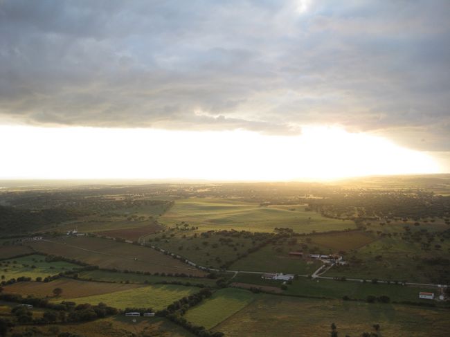 料理が出てくるまでの間、一人で夕日の写真を撮りに行く。<br />雲が多、く光ってどれもいい出来ではなかった。
