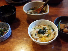 宇和島鯛めし。出汁じるに卵と鯛刺が入っている物をご飯にかけて食べます。