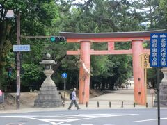 １６９号線に建つ 「一の鳥居」です。（バス停は左です）