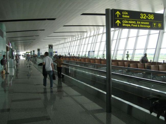 半年前に完成したばかりのターミナルビルは巨大で綺麗。建設会社が日系なので、造りが日本の空港と変わらない。トイレの便器もＴＯＴＯ。<br /><br />出国して搭乗ロビーに入ってしまうと暇。お土産屋と食べ物屋が数件あるだけ。値段表示はほとんどＵＳドル。
