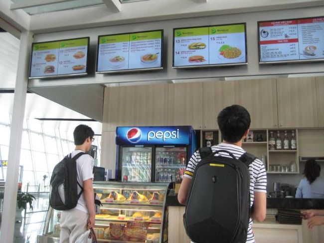 いくらかドンが残っており、たぶんもうベトナムにも来ることは当分ないだろうから、余しても仕様がない。お土産屋で飲み物とお菓子をちょうど良く組み合わせてほとんど使い果たした。<br />ランチのためのドンはもう無し。中国人民元を数千円分持っていたので、このレストランで使えるか聞いたら、ＯＫという。