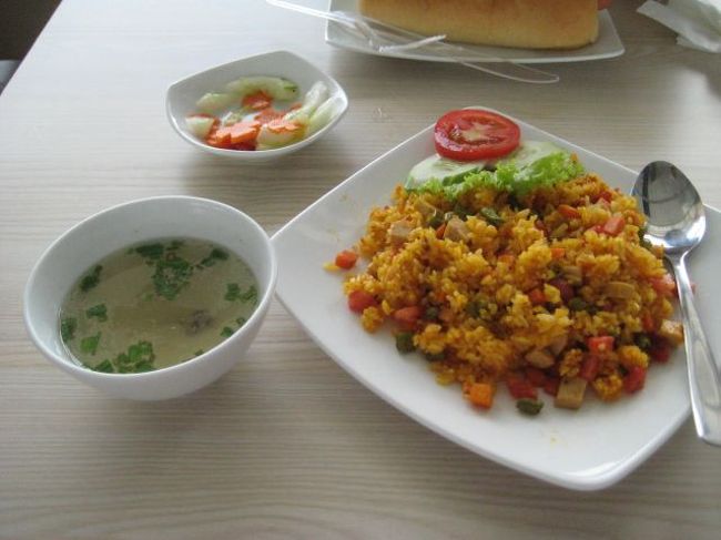 ボリュームありそうなチャーハン。<br />あれ？　朝食もチャーハン食ったな。