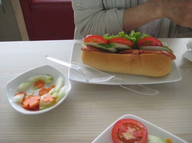 妻はホットドック。これも巨大？<br />野菜が大丈夫かと思ったが、食べちゃった。