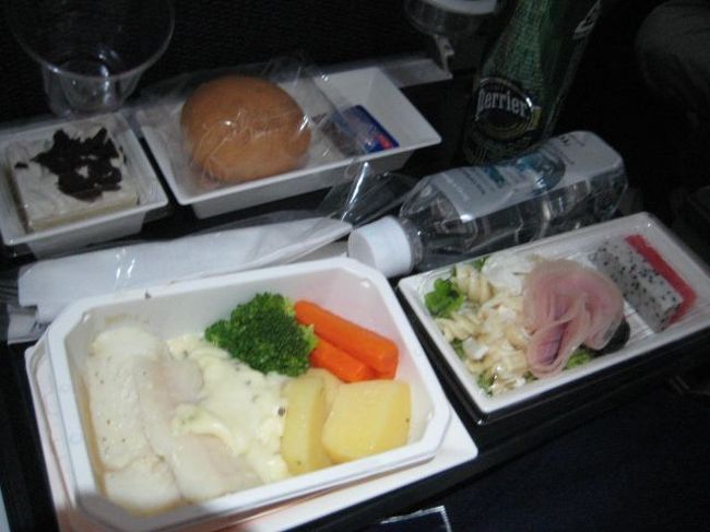 蒸し白身魚。<br /><br />羽田発の往路の時よりも簡素な感じがした。