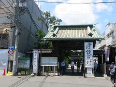 山門にたどり着くとなんだか様子がおかしい。そういえば泉岳寺のすぐ隣の敷地にマンションが建つとかで地元住民とトラブルになっていたニュースを思い出しました。確かにシートに包まれた建設中の建物がありますね。
景観的にはかなりよろしくないですけど工事は着々と進んでいる印象です。