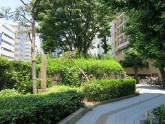 泉岳寺を離れ再び第一京浜を歩くと緑に覆われた石垣を見ることができます。こちらが高輪大木戸跡。