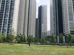 港南緑水公園に到着。ここも高層マンションだらけ。駅からも遠いし、そんなに便利が良い場所だとは思えないんですけどね。