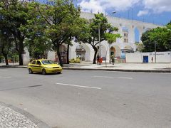 カリオカ水道橋（Aqueduto da Carioca）。

２段組み４２個のアーチ状橋桁からなる全長270ｍ、高さ18ｍの古代ローマ式水道橋で1750年に建設。

元々はカリオカ川から市街地中心部へ水を供給するために建設され、その後は路面電車の陸橋として使われてきました。

で、その上を走る小さい電車の名前は『ポンデ・デ・サンタテレーザ（サンタテレーザさんのパン？）』