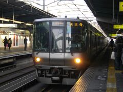 鶴橋からは、環状線に乗り換え。
ちょうど、阪和線から乗り入れてきた223系が入ってきた。