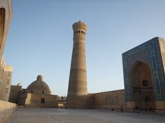 来ました！！「カラーン・ミナレット」！
右側は「カラーン・モスク」
カラーンとはタジク語で”大きい”という意味だそうで、カラーン・モスクもサマルカンドのビビニハム・モスクに匹敵する大きさだそうです