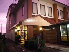 今宵の夕食はこちらで。
渚館きむらという旅館の中にある唐津茶屋へ。
建物の前にはイカが泳いでいる生簀が。