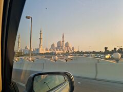 涼しくなるまでアブダビモールでぶらぶらした後、タクシーでグランドモスクへ。ラマダン中なので午後二時で観光用はクローズしてました。残念。