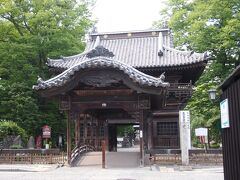 『鑁阿寺（ばんなじ）』

日本１００名城の１つで足利氏宅跡

太鼓橋を渡り、楼門（山門）くぐって入ります

楼門は、足利幕府十三代将軍足利義輝の再建で
両側の仁王像は桃山時代の作だそうです。