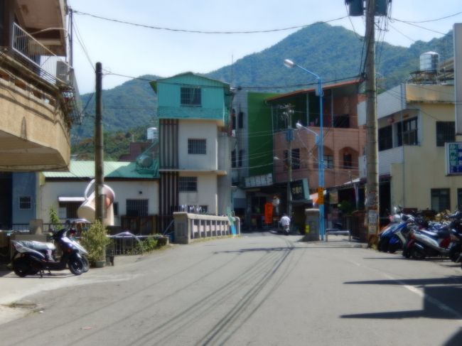 三地門・水門の市街地、水門橋が見えます