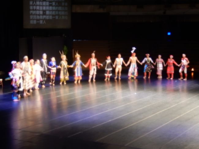 歌舞場内では14民族踊りのショーがあります