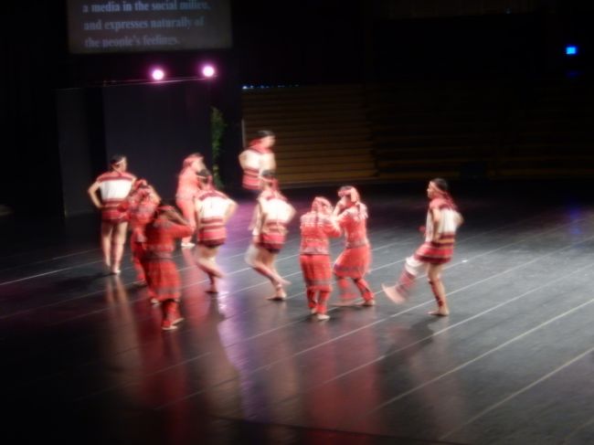 歌舞場内、民族の踊り