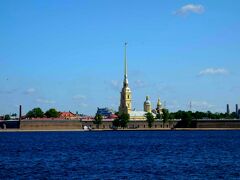 右手にはサンクト･ペテルブルク発祥の地、
ペトロパヴロフスク要塞の聖堂が見えます。