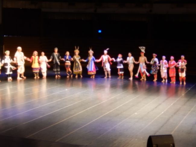 歌舞場内、民族の踊り