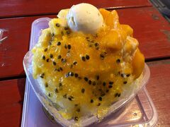 パイナップル、マンゴー、パッションフルーツ。アイスはブルーシールです。ボリューム満点でおいしい。幸せ。暑い中で食べるかき氷は最高です。