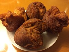 三矢本舗 おんなの駅店。
http://mithuya.ti-da.net/

サーターアンダギーです。プレーン・塩ごま・かぼちゃ・モカ・紅イモ・ターンム(田芋)・黒糖・バナナの８種類です。￥90。おいしい。
