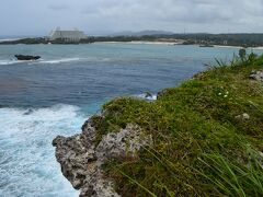 遠く見えるホテルは30年前父が泊まったANAインターコンチネンタル万座ビーチリゾート。昔はこのホテルしかなかったみたいです。次泊まりたいなぁ。