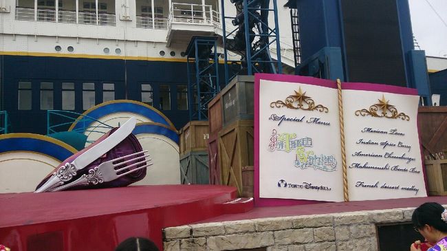 テーブルイズウェイティングはこどもが大好きなショー！<br />並んでショーを待つことにしました。<br />こどもはまだ寝ていたのでベビーカーのまま席の確保をしてショーの始まる15分前には所定の位置にベビーカーを置くよう言われました。<br /><br />いつも画面でしか見てなかったショーを生で見れて楽しそうにしていました(*^^*)