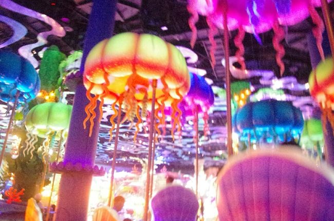 ジャンピンジェリーフィッシュへ15分待ちでした。 <br />マーメイドラグーンは涼しくて快適♪<br /><br />キングトリトンのコンサートを見るスタンバイの列がすごかったです！！<br /><br />ジャンピンジェリーフィッシュの入り口が分からないぐらいでした(゜ﾛ゜;ﾉ）ﾉ