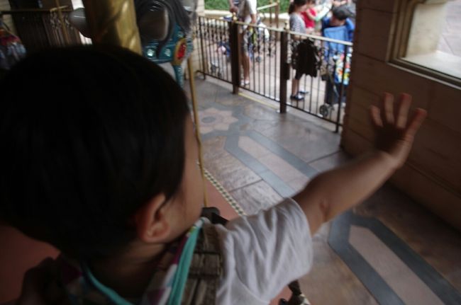 アラビアンコーストへ移動しキャラバンカルーセルへ。<br />1歳になる前に来て乗ったときは大泣きでしたが今回は手を振る余裕がありました(^^)<br /><br />キャラバンカルーセルの後、シンドバットストーリーブックヴォヤッジに乗りました。<br /><br />アトラクションの後にアブーに会いました♪<br /><br />写真を撮ってもらおうかと近づくと、怖かったのか私の手をひいて逃げました(*_*)<br />なので写真撮れず。。。<br />諦めてまたマーメイドラグーンに戻ります。<br /><br />ブローフィッシュバルーンレース<br />ワールプール<br /><br />に乗り、お昼寝の時間にZzz...