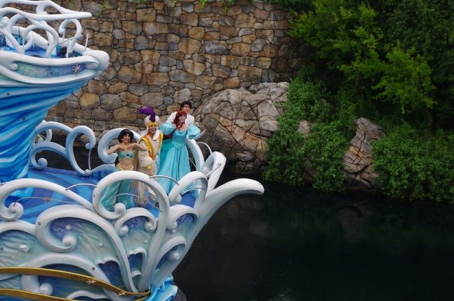 お昼寝で寝てしまったので本日二回目の七夕グリーティングを見るため場所取り。<br />今回は写真を撮りたかったのでフロートが出てくるところで見ることに♪