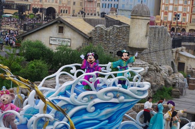 ミッキー＆ミニーの両方の目線が欲しかったのですがミニーのみこっちを向いてくれてます。