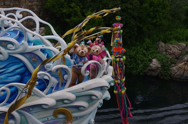 ダッフイー＆シェリーメイ<br /><br />通り道で直ぐ行ってしまうのですが近くで見れて満足♪<br /><br />まだお昼寝中だったので今のうちにお土産をみることにしました。