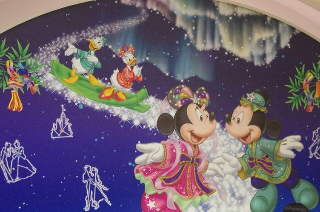 夜ご飯はうきわまんやギョーザドッグで軽く済ませてました。<br /><br /><br />夜乗ると綺麗なアクアトピアに乗り、またまたマーメイドラグーンへ行きこどもが一番喜んでいたワールプールに乗りました♪<br /><br />キングトリトンのコンサートのファストパスの時間になったのでマーメイドラグーンシアターに入りました。<br /><br />ショーはどこに座っても楽しめそうでした。<br />とても楽しいショーでした！！<br /><br />最後にショーを見て出口へ向かいます。<br />電車で帰るので寝てくれないかなと思っていたら寝てくれたのでラッキー★<br /><br />ディズニーリゾートラインにも短冊がありました。<br /><br />リゾートラインの駅にあった七夕のミッキー＆ミニーを撮り１日終了♪<br /><br />とても満足な１日でした♪