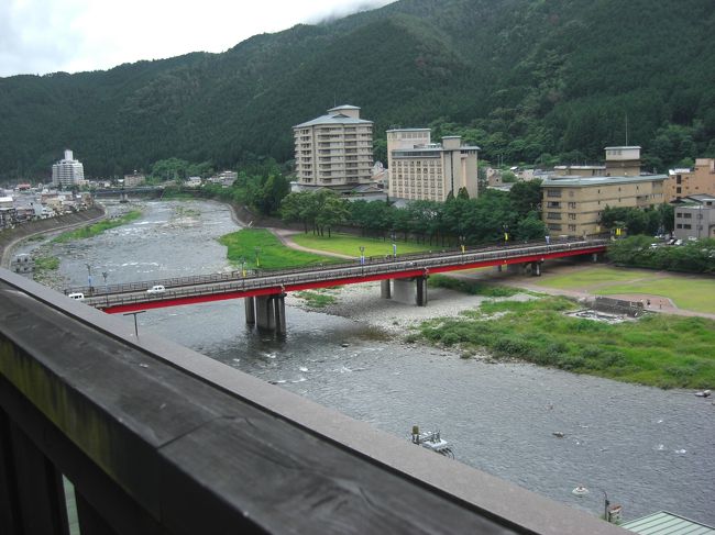 そして下呂温泉。<br />小雨が降っています。<br />