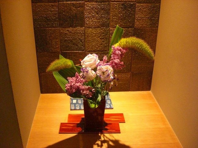 お部屋に入ってから下駄箱の上の花です。