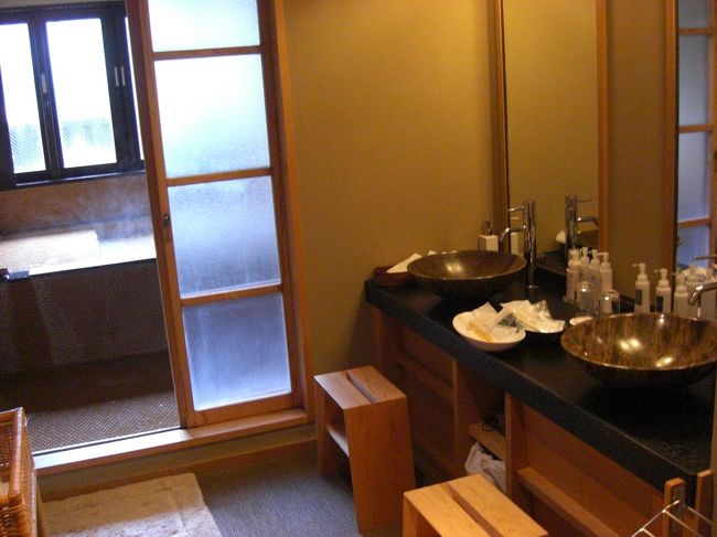 ベッドルームからお風呂方向。<br />洗面台が２個あります。