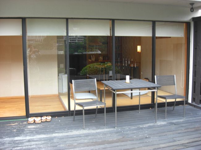 庭から部屋方面。<br />テーブル上のキャンドルが夜には点灯されました。